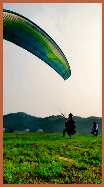 长时间的训练,才能翱翔天空,滑翔伞竟能原地起飞