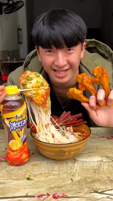 农村吃货男神成杰,冰红茶鸡腿米饭套餐