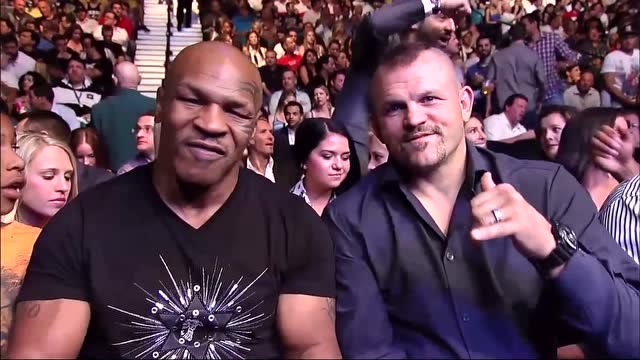 泰森现场观看ufc比赛,获胜者竟是泰森的拳迷,太刺激了!