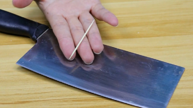 把一根牙签放在菜刀上,还有这么神奇的作用,每次做饭都能用的上