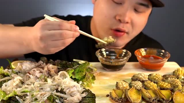 小哥哥直播吃海鲜盛宴,吃烤鲍鱼和鱿鱼,男人最爱的刺身