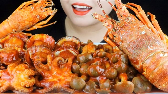 国外女吃货,吃龙虾 小章鱼 蘑菇,发出咀嚼音,吃得太馋人了