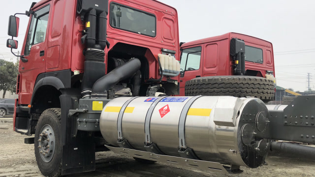 为了多挣钱渣土车也开始用lng燃料了而且还是侧置气瓶