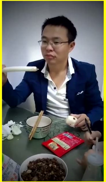 南方人学北方人吃大葱,这表情亮了,太搞笑了!