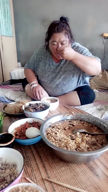 东北农村胖姐吃饭香,坐在炕上就是吃,就是这么真实