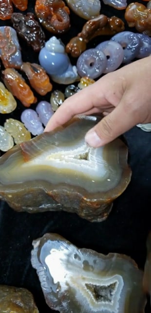 这个是已经切开了的玛瑙,这就是没有加工过的原石