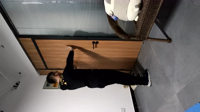 扶墙上斜俯卧撑