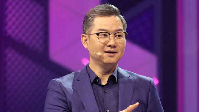 情感主持人赵川:成名后抛弃两任妻子,娶小16岁空姐却逼其辞职