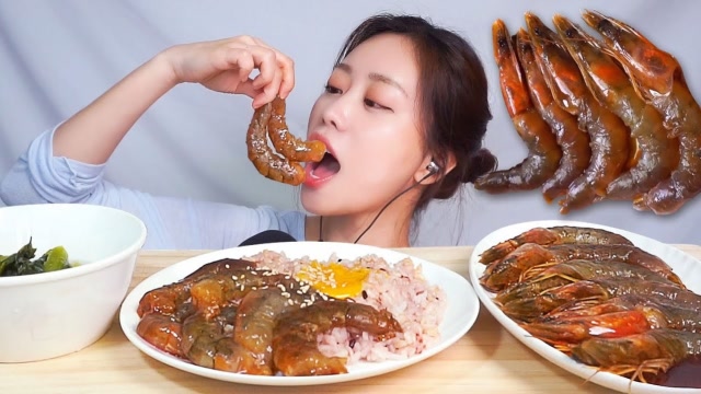 韩国女吃货,吃酱油虾,搭配米饭,发出咀嚼音,吃得太馋人了