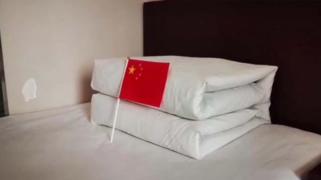 军队医护离开酒店将被子叠成豆腐块