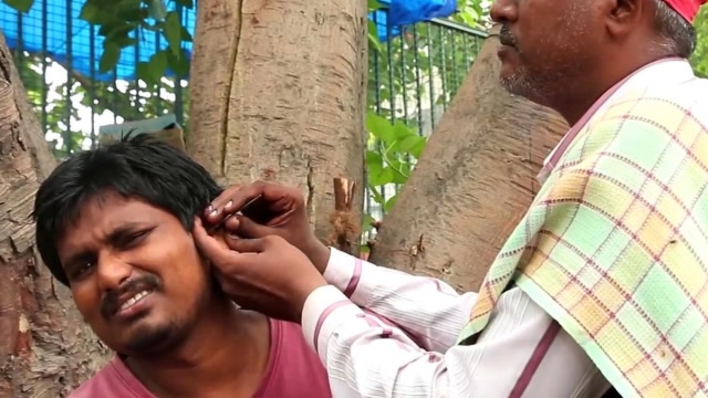 印度采耳人有多牛,一勺下去怀疑人生,网友看着就很爽