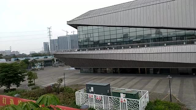 实拍松岗体育中心因疫情暂时不开放