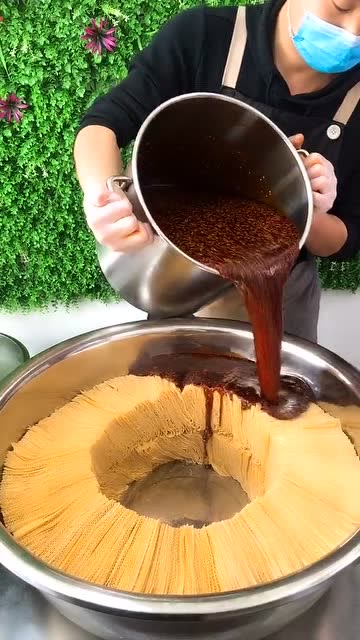 辣皮原来是这样制作的,看完之后,你还敢吃吗?
