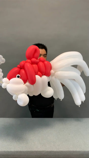 比小孩还大的金鱼见过没?气球大叔吹给你看