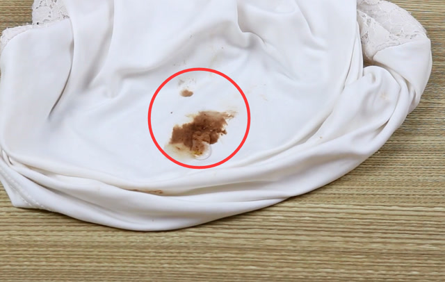 油渍滴在衣服上了怎么办?家政阿姨教我1招,轻松彻底除油渍