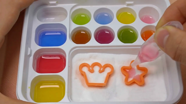 自己在家就能diy的食玩糖果:糖粉倒进彩色液体里瞬间成型!神奇