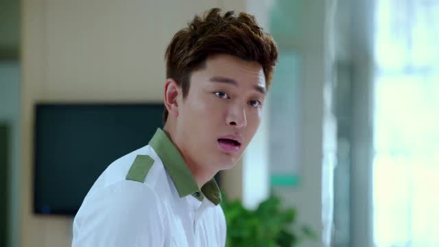 男子坐在轮椅上,江焱见到却是吐槽,得了什么病越来越厉害!