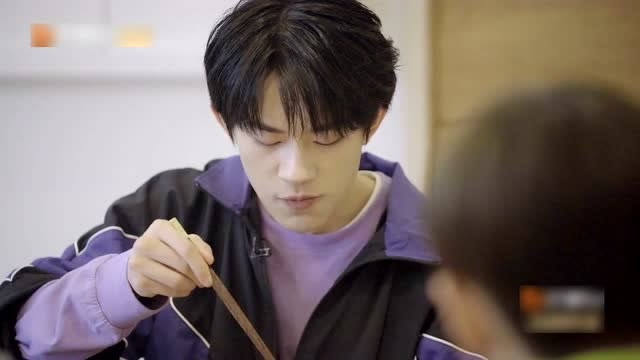 易烊千玺私下性格很活泼?好朋友李俊濠的爆料让谢娜不敢相信