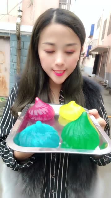 四个晶莹剔透的果冻小包子,妹子一口就吞了一个,太厉害了