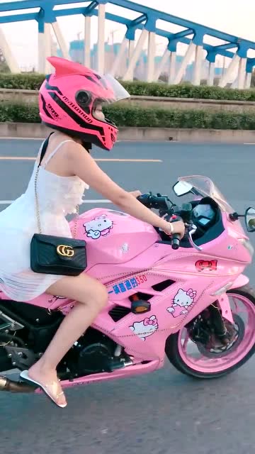 穿白色连衣裙骑摩托车的妹子,她的粉色座驾真漂亮啊
