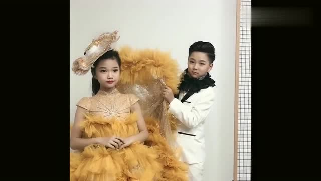 童模董艺,这一身衣服看起来好重啊!董艺表情好明显!