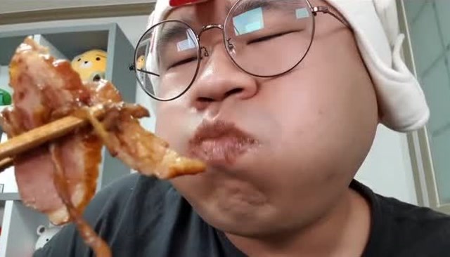 韩国吃货胖子,吃自制奶酪鸡蛋面和葱泡菜,胖子真是拼了