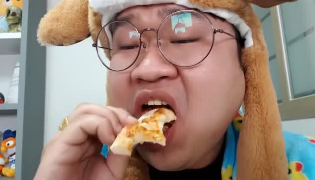 韩国吃货胖子,吃奶油培根意大利面和巨型披萨炸鸡,真能吃啊