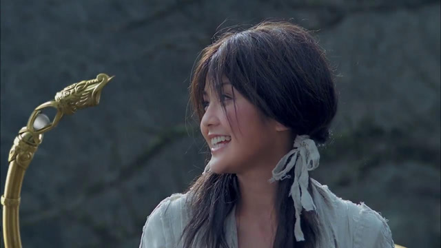 情癫大圣:金箍棒一来就把唐三藏放倒,还亲美女的脸,棍子成精了