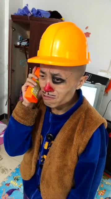 光头强给妈妈打电话哭哭啼啼,这让妈妈很是担心他!