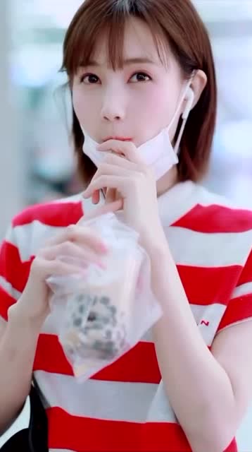 李一桐,剪短发真是超级美,原来女明星也喜欢喝珍珠奶茶!