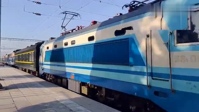 京局双层原色 y512 邯郸-承德 逆行进沙河市站一站台