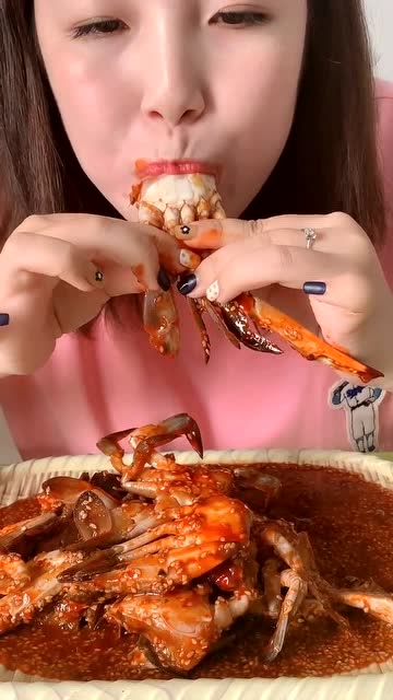 看美女直播吃海鲜大餐,螃蟹腿都直接咬,网友:浪费多少蟹肉