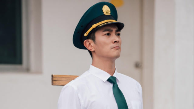 《我和我的祖国》曝花絮 杜江夹扑克站军姿超认真