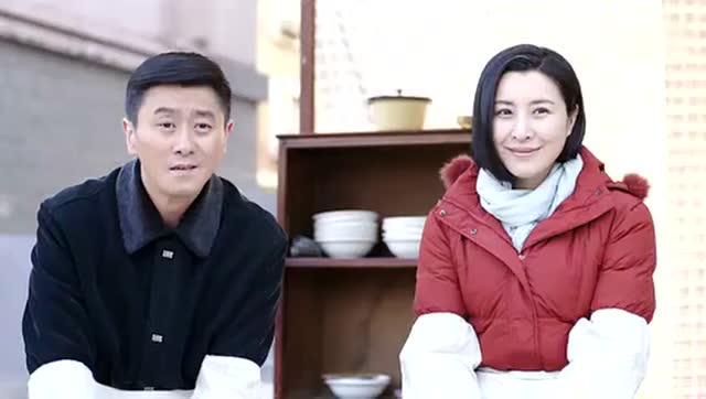 林秋雯和王天柱一起在路边摆饺子摊,他们一家人每天都在摊上忙碌