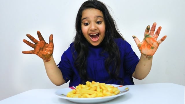 萌宝小萝莉竟然用脏兮兮的手吃薯条?为何最后被妈妈阻止呢?