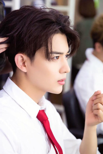 蒙恩是一个帅气阳光的男孩子,不知迷倒了多少青春少女