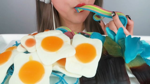 吃播小姐姐吃各种软糖真是色香味俱佳