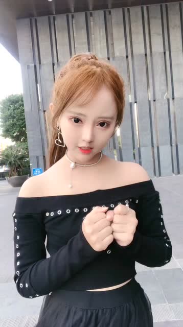 网红娜娜搞怪来袭,大眼睛小圆脸加上各种发色,好像一个芭比娃娃