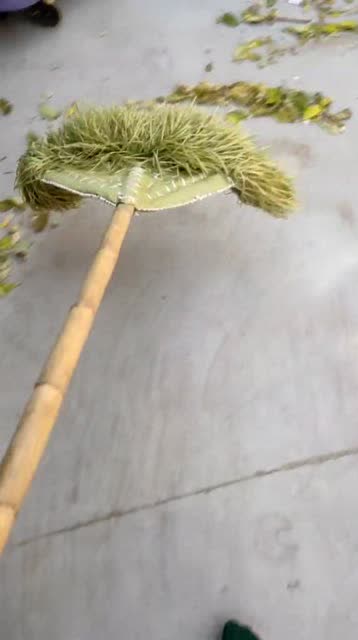 我们自制的扫把,扫地干净不费力,成本就四个袋子一根烟!