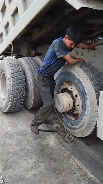 货车修理师傅发明的神器,这下省力多了