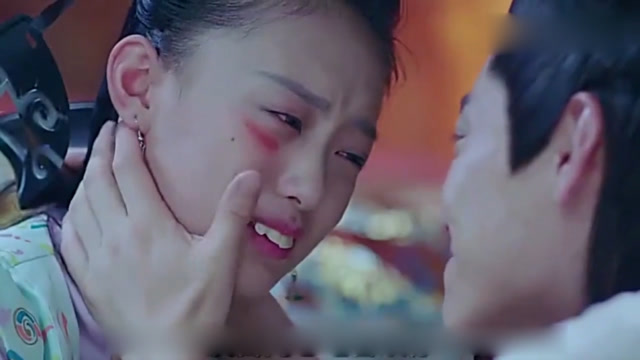 帅哥爱上了一位丑女,不料亲了丑女一口后,丑女变了一位绝世美人