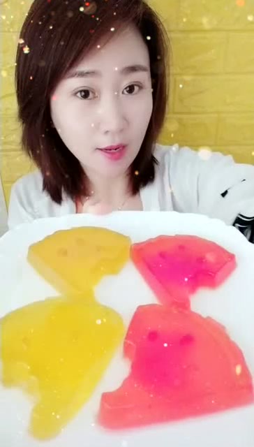 美女直播吃果冻小西瓜,一口下去超满足,我向往的生活!