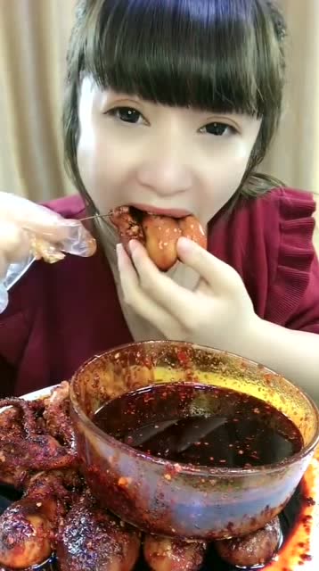 大胃王美女直播爆头3个八爪鱼,这一口下去是真满足,看得我嘴疼!