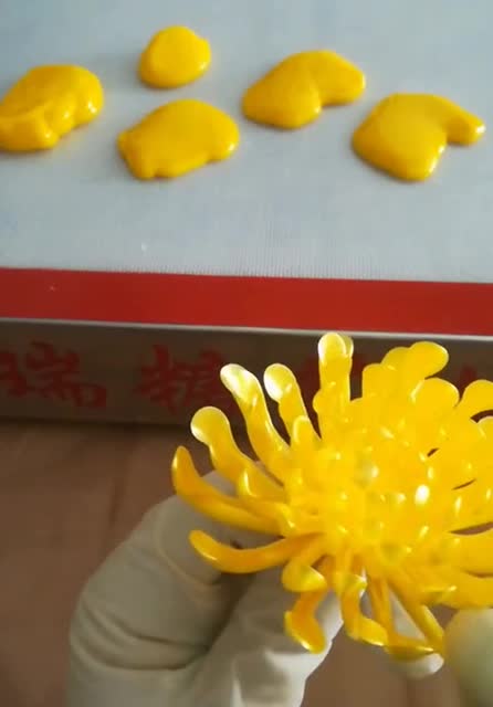 师傅做的糖艺菊花!简直太漂亮了