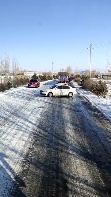 雪天路滑,好好的两驱大众被你开成这样?下次让我的四驱奥迪试一下
