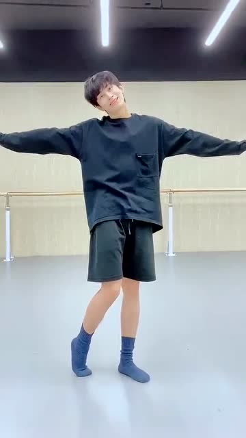 朱赞锦魔性夹腿舞蹈来一段!