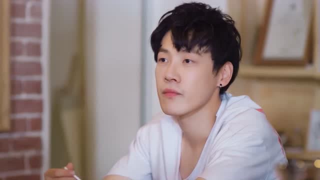 两亿岁:阿鬼说陆宇辰在撩她吗,阿鬼:不管用,阿鬼笑起来好好看