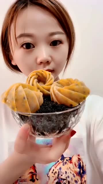 这个吃法不服都不行,小姐姐吃百香果芝麻冰,嚼的太脆了
