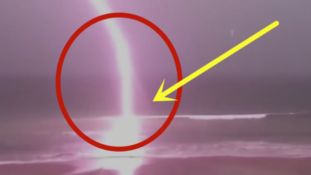 不知道谁在海上渡劫海上竟然显现蟒蛇粗的雷电看着太恐怖了