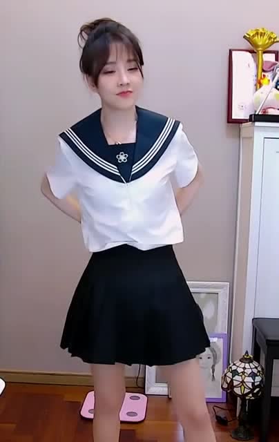 冯提莫清纯可爱学生装舞蹈!